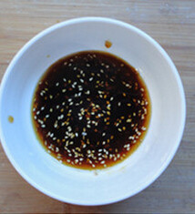 蚝油西兰花,<a style='color:red;display:inline-block;' href='/shicai/ 721'>蚝油</a>中加入水（水和<a style='color:red;display:inline-block;' href='/shicai/ 721'>蚝油</a>1：1）、芝麻、淀粉、<a style='color:red;display:inline-block;' href='/shicai/ 3729'>白糖</a>，拌匀