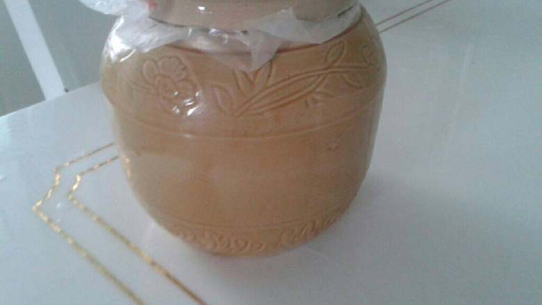 老坛泡椒凤爪,坛子洗净，晾干水，放鸡爪，<a style='color:red;display:inline-block;' href='/shicai/ 37'>姜</a>，蒜，<a style='color:red;display:inline-block;' href='/shicai/ 715'>白醋</a>，泡椒水，泡椒（不用很多）封好，放冰箱，最少放24小时