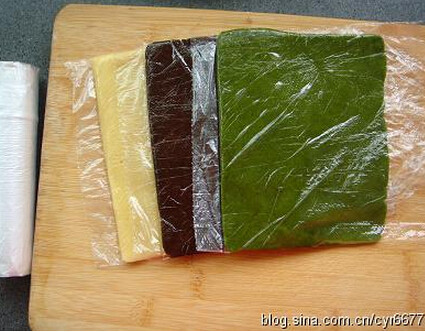 棒棒糖饼干 ,用小号保鲜袋,分别装入三种颜色的面团,整理成片状,放冰箱里略冻硬
