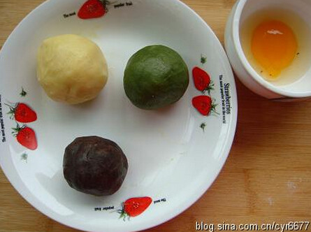 棒棒糖饼干 ,分成三份,一份依然筛入低粉,滴一滴香草精,和成黄色面团;一份筛入抹茶,一份筛入可可粉,做成三个颜色的面团。取一只蛋黄备用