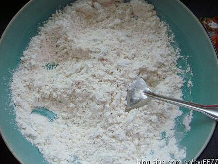 香酥海苔肉松饼干,先把海苔切碎末,取三小块牛肉棒切碎,加<a style='color:red;display:inline-block;' href='/shicai/ 432'>肉松</a>一起混入过筛的低粉里