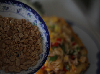 菠萝饭,将炒好的菠萝饭盛入菠萝碗中，撒上花生碎完成