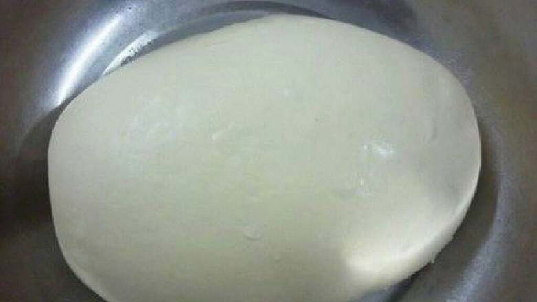 翅膀蒸饺,下剂子,擀成圆皮。