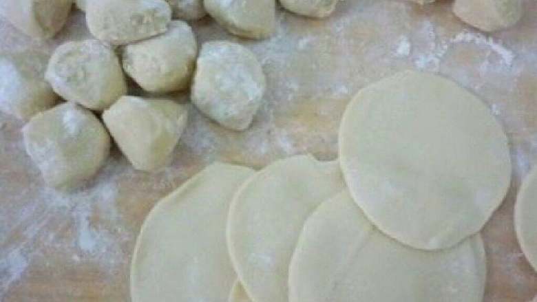 翅膀蒸饺,包入菜馅,捏成月牙饺。