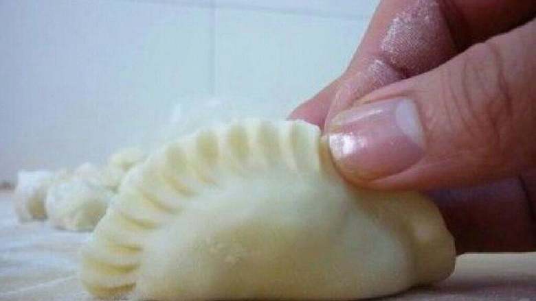 翅膀蒸饺,两边向后捏,捏出一对翅膀。