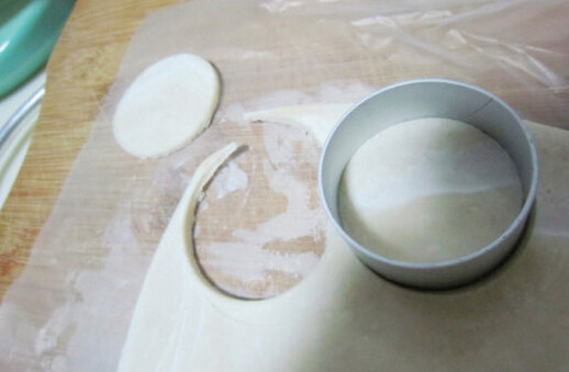 蛋白榴莲塔,飞饼皮用小圆形模具,切出小圆形