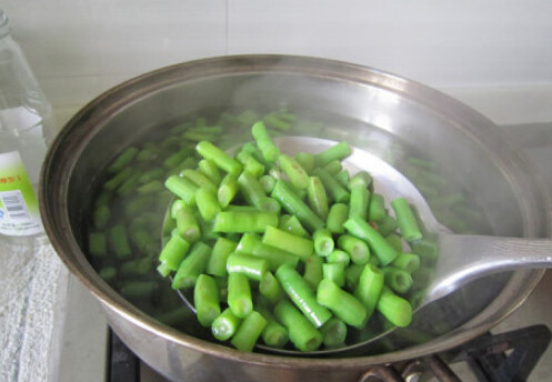 培根干煸豆角,锅中水开后，下豆角焯熟，煮约2-3分钟.捞出沥干水份