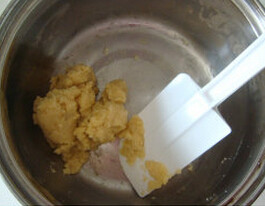 棉花蛋糕 ,黄油切小块放入小锅,加热煮至沸腾后倒入过筛后的面粉并离火,搅拌均匀成为黄油烫面团。