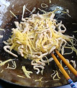 姜丝爆肉 ,锅中放油，放入姜丝，爆香，调入盐；胡椒粉;<a style='color:red;display:inline-block;' href='/shicai/ 756'>鸡精</a>;料酒;再放入肉丝炒匀后，勾一个薄芡即可