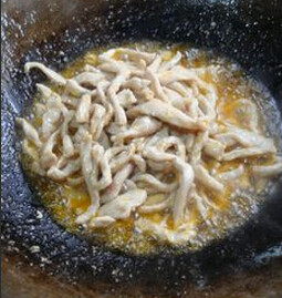 姜丝爆肉 ,里脊切丝，放入盐;<a style='color:red;display:inline-block;' href='/shicai/ 718'>料酒</a>;<a style='color:red;display:inline-block;' href='/shicai/ 720'>胡椒粉</a>;水淀粉;浆好并滑油后备用