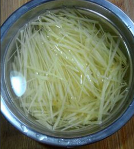 姜丝爆肉 ,姜切丝，泡入水中5分钟去辛辣