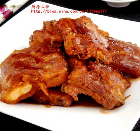 红烧排骨,大火收汁,约10 -20分钟,排骨盛盘中,利用锅中的余汁,勾芡浇汁