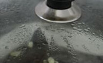 葱油鸦片鱼头,蒸锅烧开水，将鱼头放入，大火蒸10-15分钟样子即可