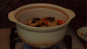 菱角煲,将食材转入砂锅,倒入开水,大火煮开后,转小火煮至汤汁将要收干