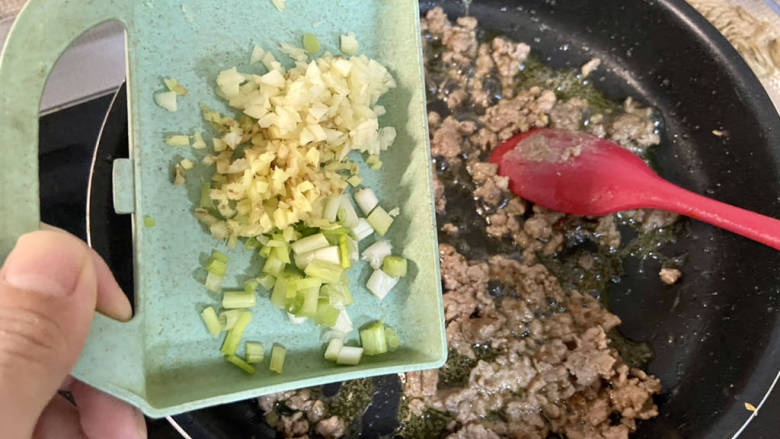 黄瓜烧豆腐,加入姜蒜末葱白,中小火煸香