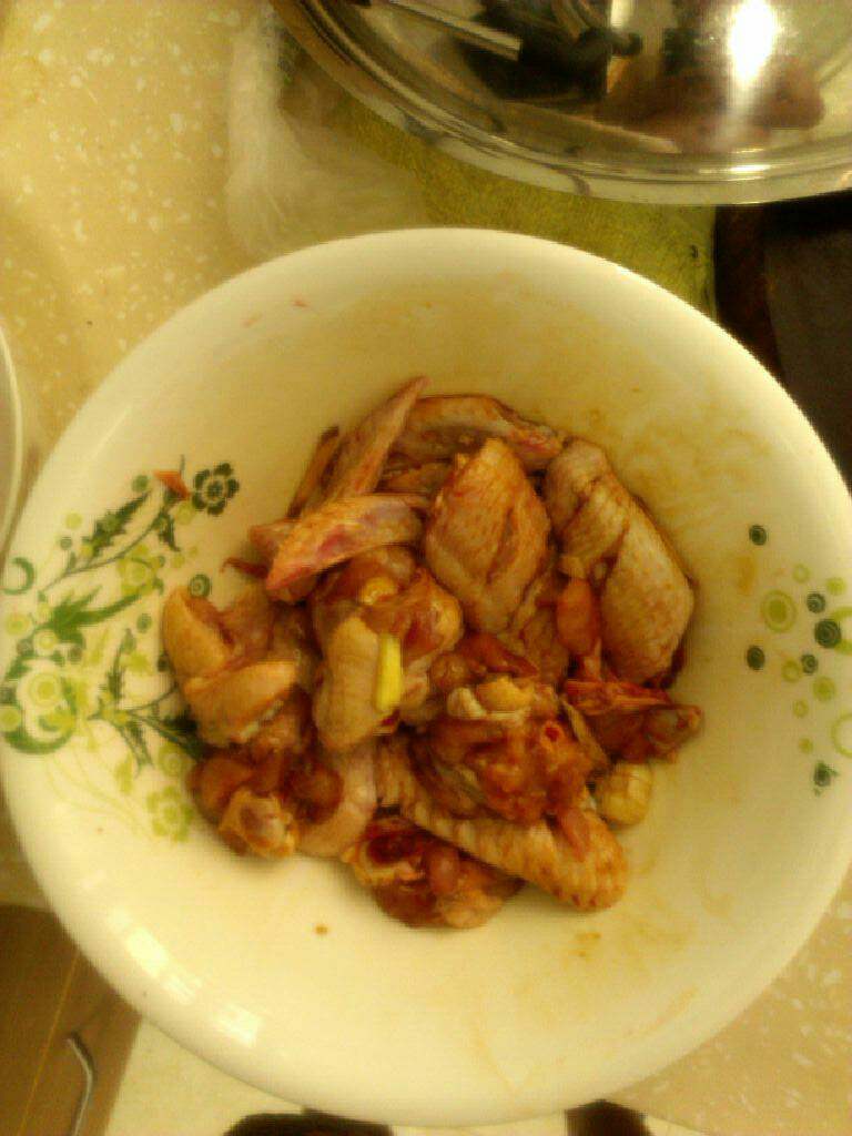 完整版可乐大鸡翅,把<a style='color:red;display:inline-block;' href='/shicai/ 41628'>大鸡翅</a>切成块