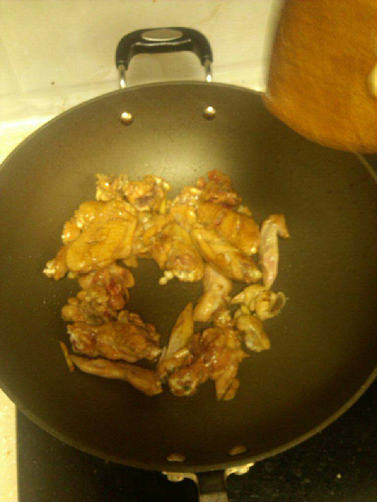 完整版可乐大鸡翅,放入锅中小火煎呈金黄色