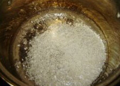 杨枝甘露 ,西米放入煮沸中煮10分钟,至有少许白芯后,关火盖上锅盖焖10分钟至透明,捞出过清水