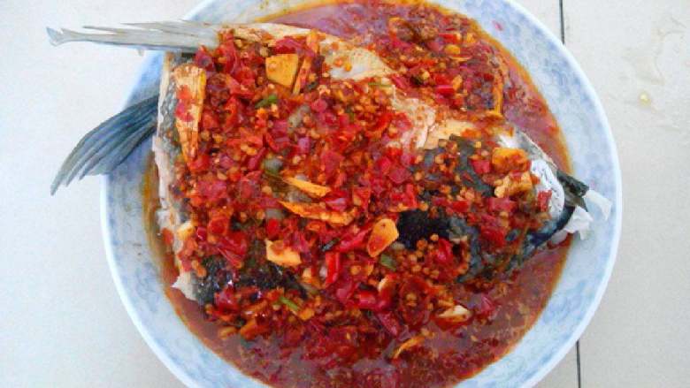 剁椒鱼头,炒锅内倒入少许食用油烧至8成热，下姜，蒜，葱爆香再入剁辣椒翻炒放<a style='color:red;display:inline-block;' href='/shicai/ 692'>酱油</a>，盐，<a style='color:red;display:inline-block;' href='/shicai/ 756'>鸡精</a>倒入少许清水煮沸。将汤汁浇在蒸好的鱼头上即成。