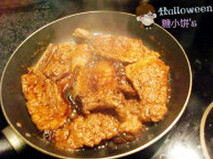 红烧大排,锅里用<a style='color:red;display:inline-block;' href='/shicai/ 692'>酱油</a>和<a style='color:red;display:inline-block;' href='/shicai/ 10588'>糖</a>调一锅红烧汁，加入猪排烹入<a style='color:red;display:inline-block;' href='/shicai/ 718'>料酒</a>提香，汤汁收浓收干即可