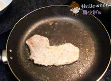 红烧大排,猪排肉洗净拍薄片，放入少油锅煎至双面金黄备用