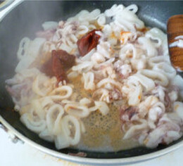 海鲜炒乌冬面 ,热锅加油，翻炒乌贼，并加入2大勺<a style='color:red;display:inline-block;' href='/shicai/ 8582'>韩国辣酱</a>