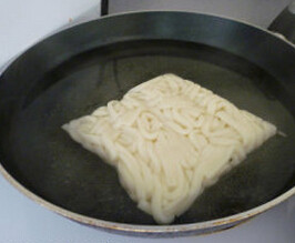 海鲜炒乌冬面 ,<a style='color:red;display:inline-block;' href='/shicai/ 546'>乌冬面</a>放沸水中煮2分钟捞出备用