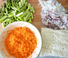 海鲜炒乌冬面 ,将<a style='color:red;display:inline-block;' href='/shicai/ 25'>胡萝卜</a>搓丝，<a style='color:red;display:inline-block;' href='/shicai/ 122'>芦笋</a>洗净切条，乌鱼按一圈圈切