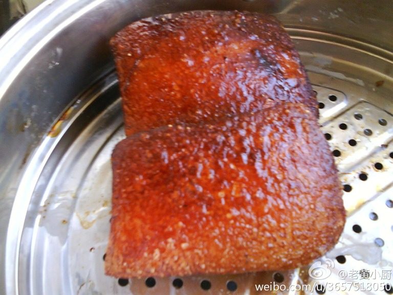 梅干菜扣肉,如图<a style='color:red;display:inline-block;' href='/shicai/ 428'>五花肉</a>切大块，加水放葱姜大料煮6成熟捞出，皮上抹老抽，放油锅炸表面焦黄。