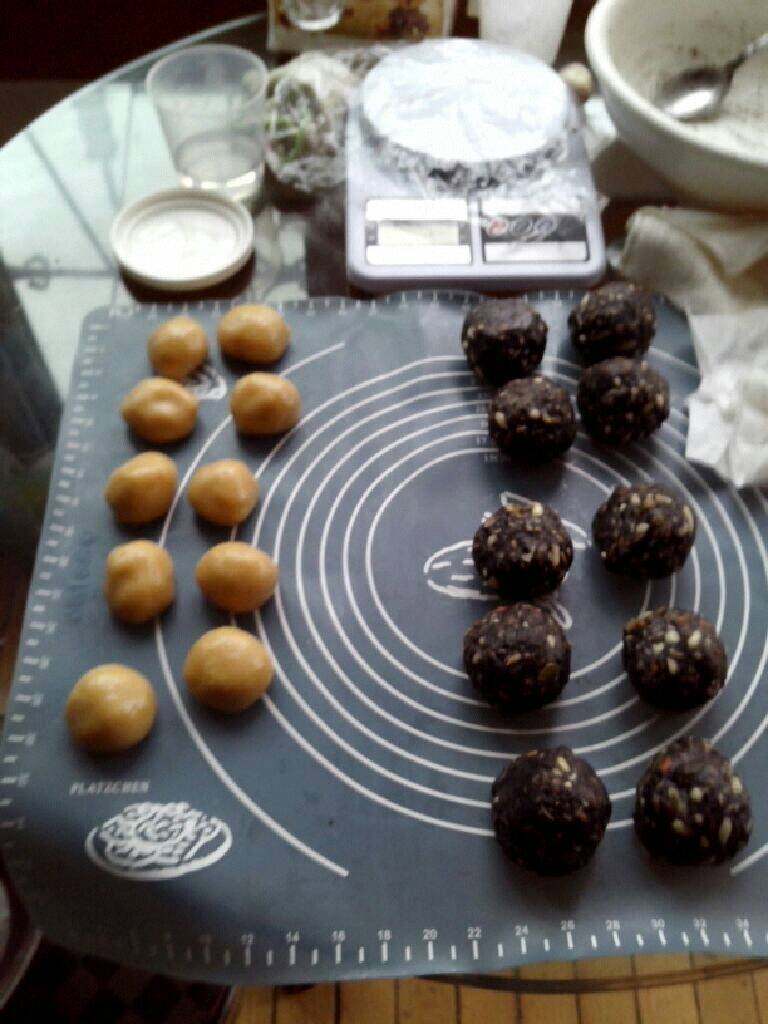 五仁月饼,将饼皮和馅都捏成等分,皮30克,馅70克,比例是3/7