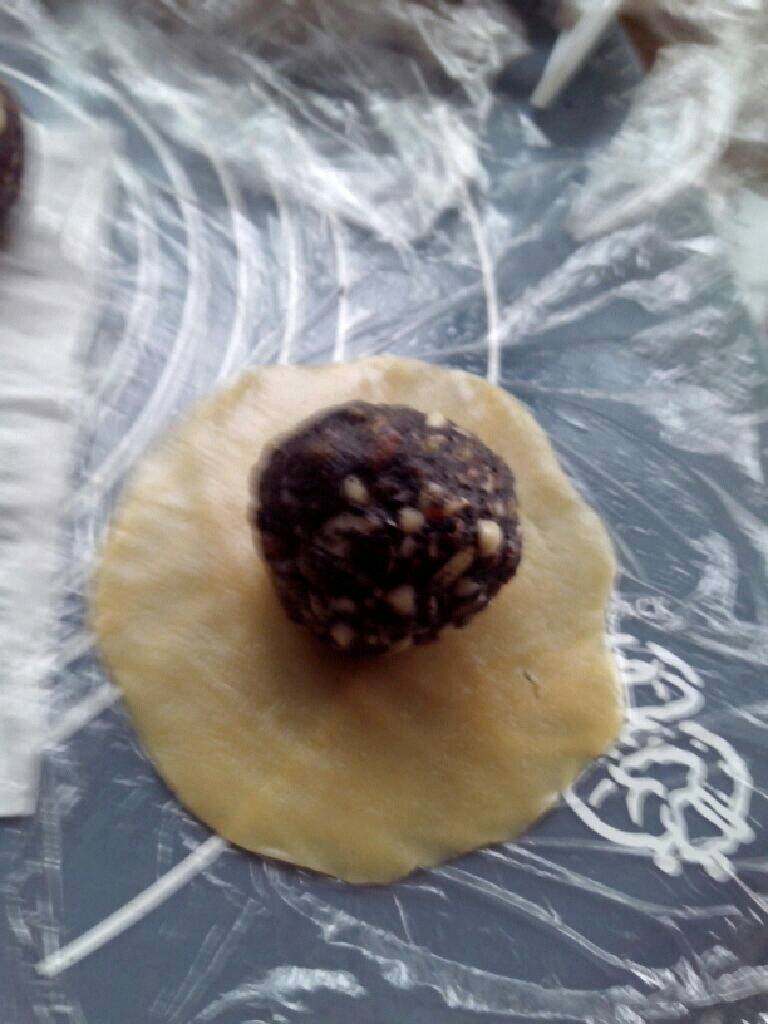 五仁月饼,将馅放上,