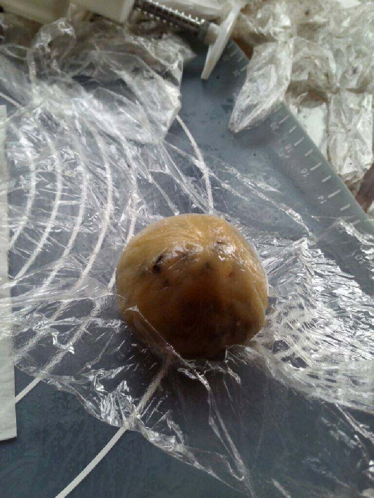 五仁月饼,看看这就是包好的样子,可以定型啦!