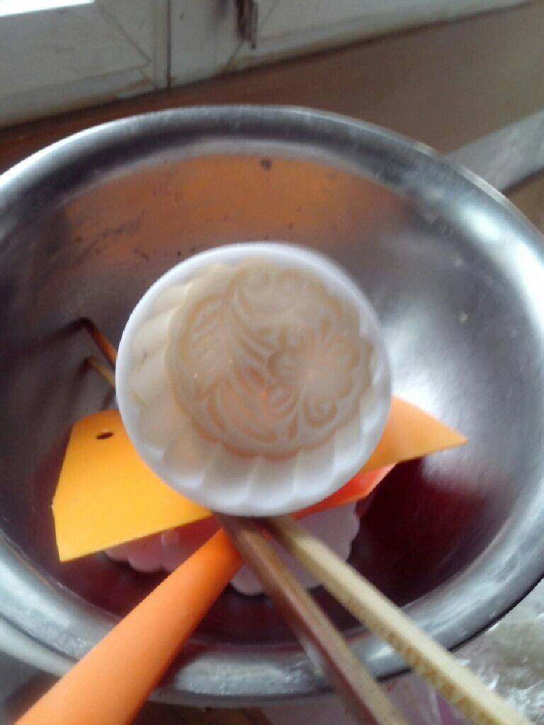 五仁月饼,这是我的月饼模子,是100克的。定型的时候往模子里面刷点油,容易脱模。