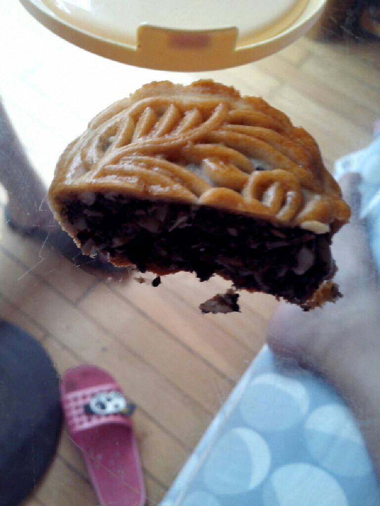 五仁月饼,看看这就是两天后的月饼,颜色很好吧,比刚出炉的看着诱人吧!馅里有黑芝麻粉所以有点黑啊,但是味道是非常好啊!