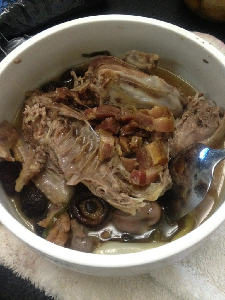 火腿香菇炖鸽子