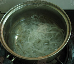 甜杏凉糕,用水泡软的<a style='color:red;display:inline-block;' href='/shicai/ 1929'>琼脂</a>，捞出沥水；锅中放300克左右的清水煮开
