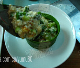小葱拌豆腐,加入拌好的豆腐，上面再点一些黄豆酱，撕点葱丝，放在边上来点缀