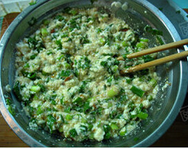 小葱拌豆腐,<a style='color:red;display:inline-block;' href='/shicai/ 157'>小葱</a>切葱段，放入盆里加豆腐，再加入2勺<a style='color:red;display:inline-block;' href='/shicai/ 4510'>黄豆酱</a>，搅拌均匀