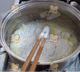 奶香苹果派,派馅:鸡蛋中加入牛奶和白糖,煮开后加入低粉不停搅拌,制作成稍干些的面糊