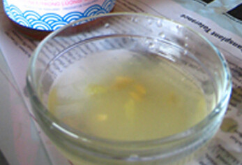 越南米纸卷煎鸡肉杂蔬,蘸料：<a style='color:red;display:inline-block;' href='/shicai/ 714'>鱼露</a>一大匙，干白一大匙，盐1/4茶匙，<a style='color:red;display:inline-block;' href='/shicai/ 595'>柠檬</a>取半个挤汁，糖一大匙，清水2大匙，调匀