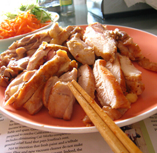 越南米纸卷煎鸡肉杂蔬,<a style='color:red;display:inline-block;' href='/shicai/ 102'>鸡胸</a>洗净，加<a style='color:red;display:inline-block;' href='/shicai/ 692'>酱油</a>，<a style='color:red;display:inline-block;' href='/shicai/ 10588'>糖</a>涂抹均匀，腌制2小时，平锅煎熟且两面焦黄，切条