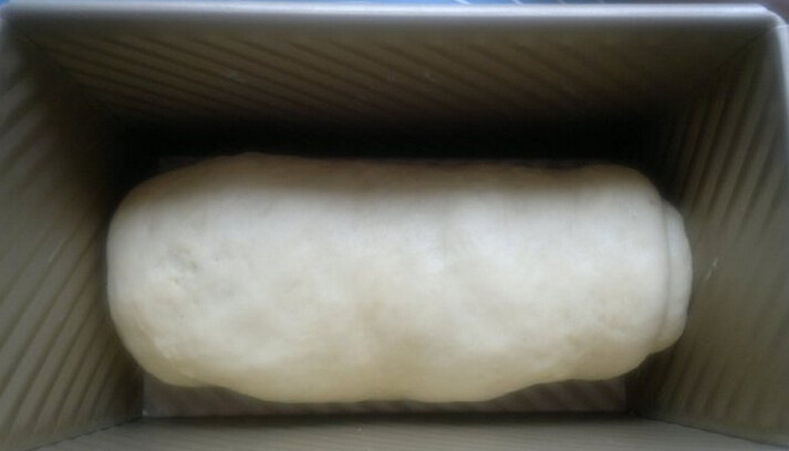 红豆吐司,放在土司盒中进行最后一次发酵大约9成时，烘烤