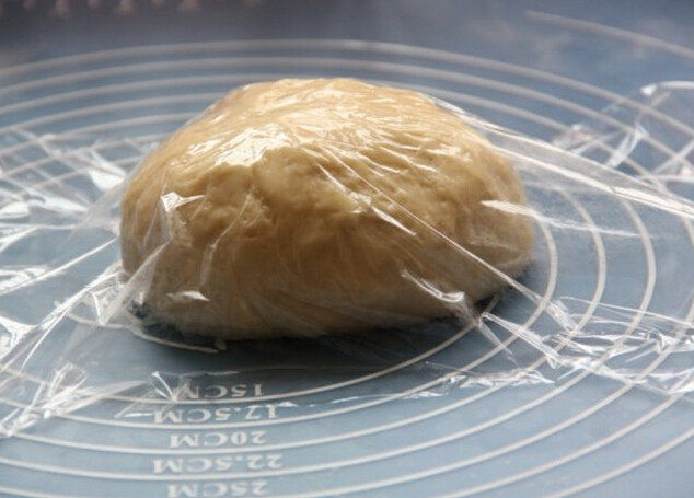 红豆吐司,滚圆排气后，覆盖保鲜膜放松弛30分钟上下，程度用手按下不立刻反弹为止