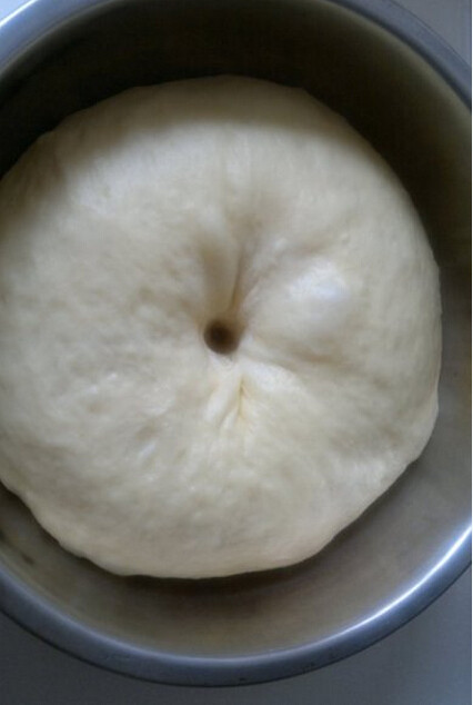 红豆吐司,所有材料除黄油外一起放入面包机中搅拌至完成阶段。之后滚圆放入盆中，放入冰箱里低温发酵约12小时