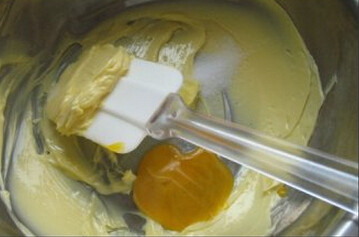 乳酪布丁塔,加入盐,糖,蛋黄搅拌均匀;然后分几次加入牛奶搅拌均匀