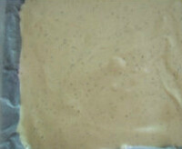 红茶蛋糕卷,烤盘铺上烘焙纸,倒入蛋糕糊铺平,烤箱中层,160°20分钟