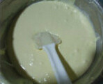 轻乳酪蛋糕,把奶油奶酪糊倒入大碗中,加入过筛的低筋面粉拌均