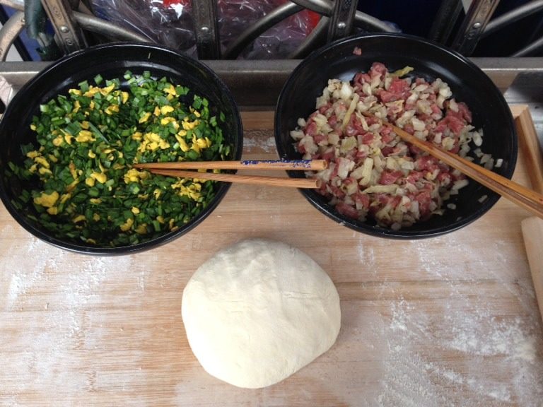 辣白菜牛肉包子,今天还做了韭菜鸡蛋馅,面揉好后搓成长条,再揪成一个个小剂子,刀切也行