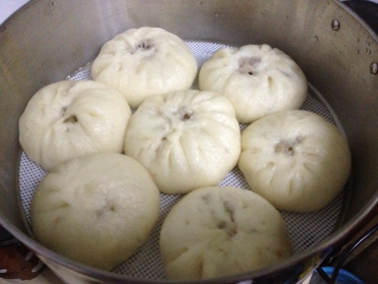 辣白菜牛肉包子,放入蒸锅里静置5分钟,让面舒展一下。足气旺火,蒸15分钟。