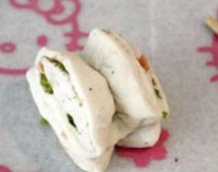 葱香花卷,卷起来,切成均匀的小剂子,将两个小剂子重叠起来,用筷子在中间压一下。再向中间挤压一下,花卷生胚就做好了。